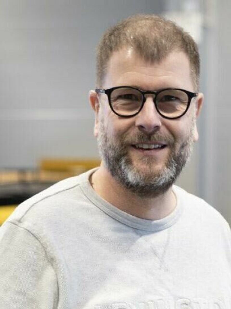 Jan Harry Svendsen, rådgiver i NAF, svarer på når en må bytte dekk, hvor gamle dekk man kan bruke og hva man må tenke på om man kjøper dekk på nett. Bilde av Jan Harry Svendsen, rådgiver i NAF. Svendsen forteller om vedlikeholdslader til bilbatteri. Hvordan det brukes, hvem som bør vedlikeholdslade, hvorfor man vedlikeholdslader og hva flatt batteri og startproblemer på bilen skyldes.
