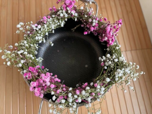 Denne sommerlige blomsterkransen er formet direkte i en stor kjele, som gir perfekt rund fasong uten behov for kransring. (Foto: Kreative Ideer/ Aurora Lange)
