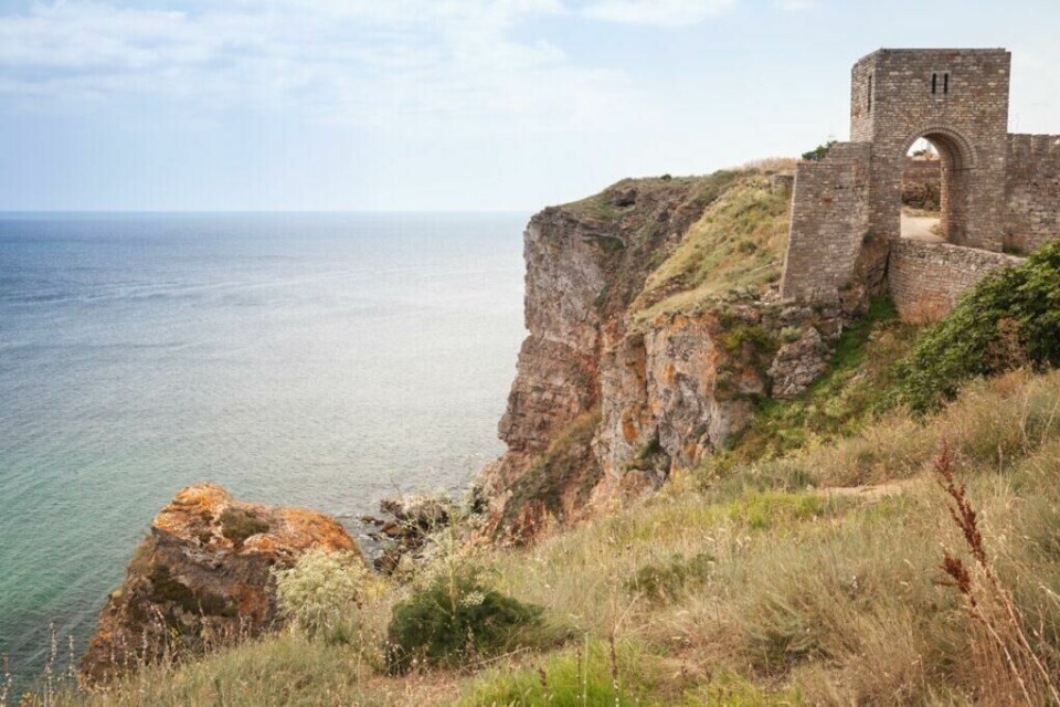 Det er ikke bare solfylte strender og sjarmerende byer Bulgaria kan by på. Kaliakra er et spektakulært naturområde som absolutt bør sjekkes ut. (Foto: Colourbox) Bilde av ruiner ved en klippe i Kaliakra i Bulgaria. Her får du vakker utsikt over havet. Her finner du billige reiser til Bulgaria til populære destinasjoner langs kysten som Nessebar og Sunny Beach.