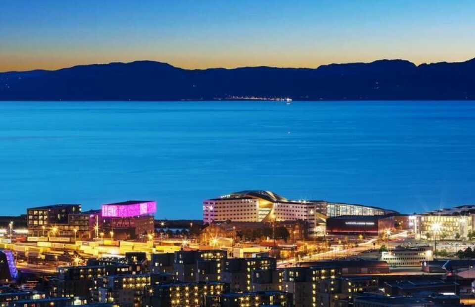 Badeland og musikkhistorie samlet på et sted: Rockheim til venstre, designhotellet Clarion Hotel Trondheim i midten, og Pirbadet til høyre. (Foto: Booking.com) Bilde av Pirbadet og Rockheim om kvelden, med Trondheimsfjorden i bakgrunn.