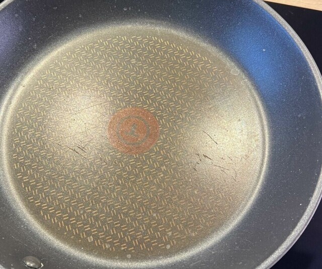 Har du en slik slitt panne med nonstick-stoff laget av PFAS? Å få i seg nonstick-belegget kan være helseskadelig. Nå kan disse pannene bli forbudte å selge. (Foto: Marie Henriksen)