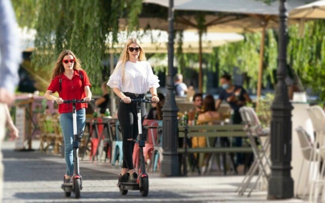 Reglene for bruk av el-sparkesykkel er blitt betydelig strengere. Du kan ikke kjøre med promille og du må bruke hjelm. Her kan du lese om reglene som gjelder for el-sparkesykkel. (Foto: Colourbox.com)