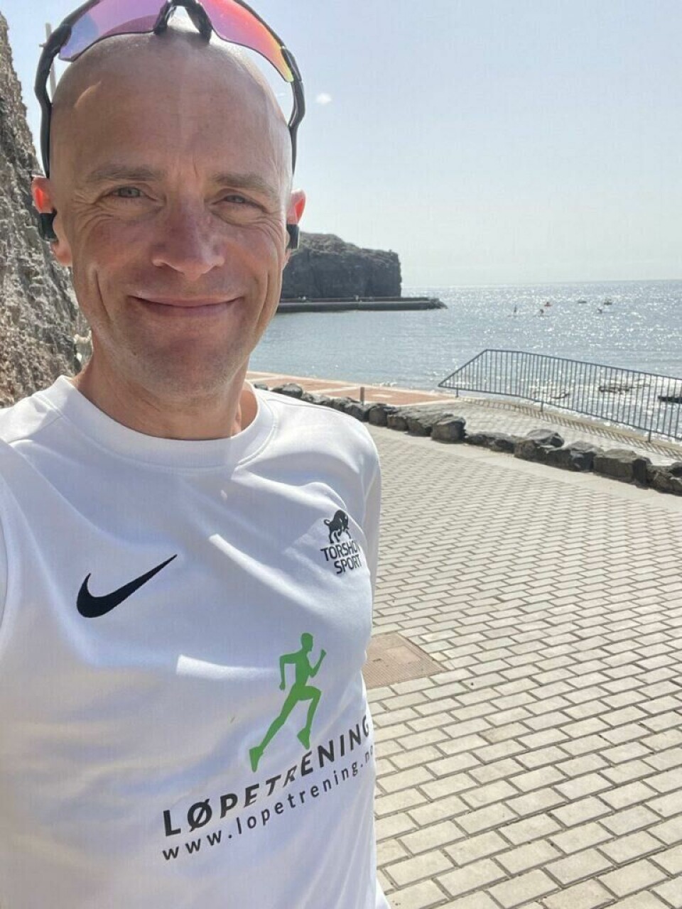 Andreas Gossner er faglig ansvarlig for Løpetrening.no, og har klare anbefalinger til løpetrening både for nybegynnere og erfarne. Bilde av Andreas Gossner fra løpetrening.no som har fortalt oss hvordan man kan velge riktige solbriller til trening. Vi har snakket med en løpeekspert fra løpetrening.no som forteller hvordan du velger riktige solbriller til treningen din, enten solbrillene er til dame, herre eller barn! Han forteller hvordan man kan velge solbriller til alle typer treningsformer og både i raskt tempo, roligere, til løpeturer, skiturer og sykkelturer.