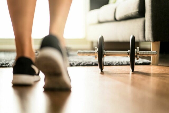 Vi har snakket med eksperten som forteller hvordan du kan bygge ditt eget hjemmegym, hvem det passer for og hvilket utstyr du trenger for å lykkes med hjemmetreningen . (Foto: Colourbox)
