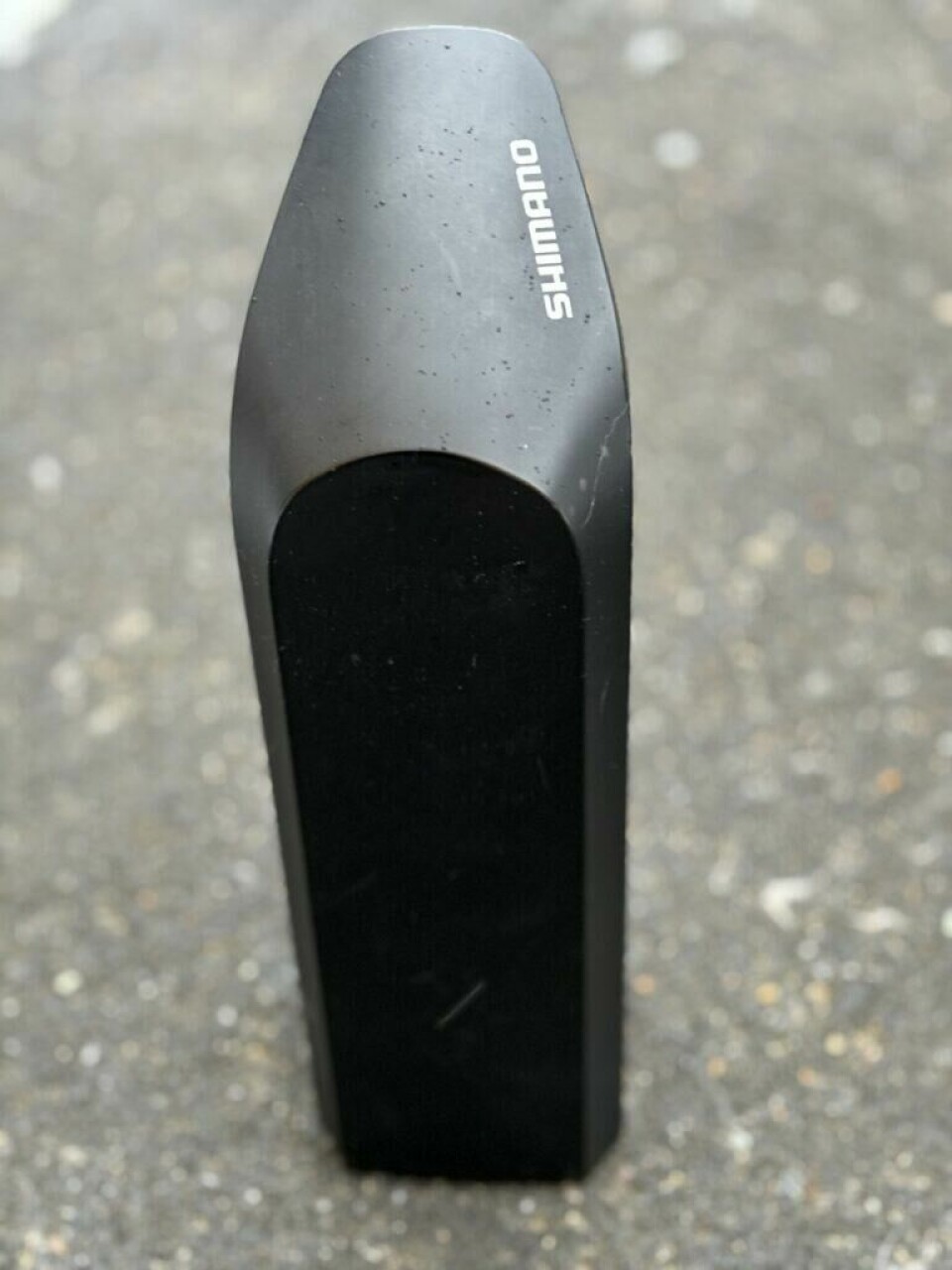Hvilken type batteri du bør velge, om du velger elsykkel etter batteritype, går på faktorer som din egen vekt, hvor du skal sykle, hvor langt du skal sykle og hvilken type elsykkel du skal sykle på. Det er også lurt å tenke på hvor lang tid du foretrekker at det tar å lade opp batteriet. Vi forklarer. Bilde av en et elsykkel-batteri fra shimano på bakken på asfalt. Vi forteller deg det du må vite om elsykkel-batteri, enten du har batteri fra velkjente produsenter som bosch eller samsung, integrert eller av typen du tar av og på, eller på dame eller herresykkel. Vi forteller også hvorfor du bør vurdere hvilket bettari du skal gå for til elsykkelen din etter hvilken type elsykkel, og om det er terrengsykkel, elektrisk fulldemper eller en annen type elsykkel du har.