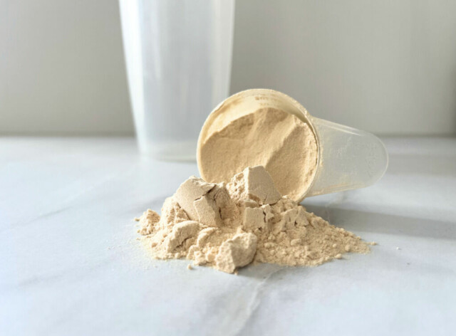 Vi har snakket med overlege Tanja Kalchenko som forteller at nordmenn spiser dobbelt så mye protein som vi egentlig trenger. Hun forteller også hva som skjer om man spiser for mye protein og om «proteintabben» som kan sende deg opp i vekt. (Foto: Cecilie Aasland / ABC Startsiden)