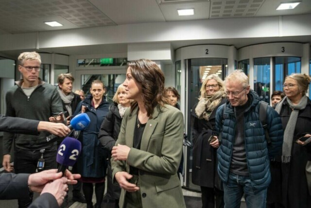 Oslo, Norge 20241125. Arbeidsminister Tonje Brenna (Ap) møter pressen etter et møte med partene i IA-forhandlingene i Arbeids- og inkluderingsdepartementet mandag.Foto: Heiko Junge / NTB
