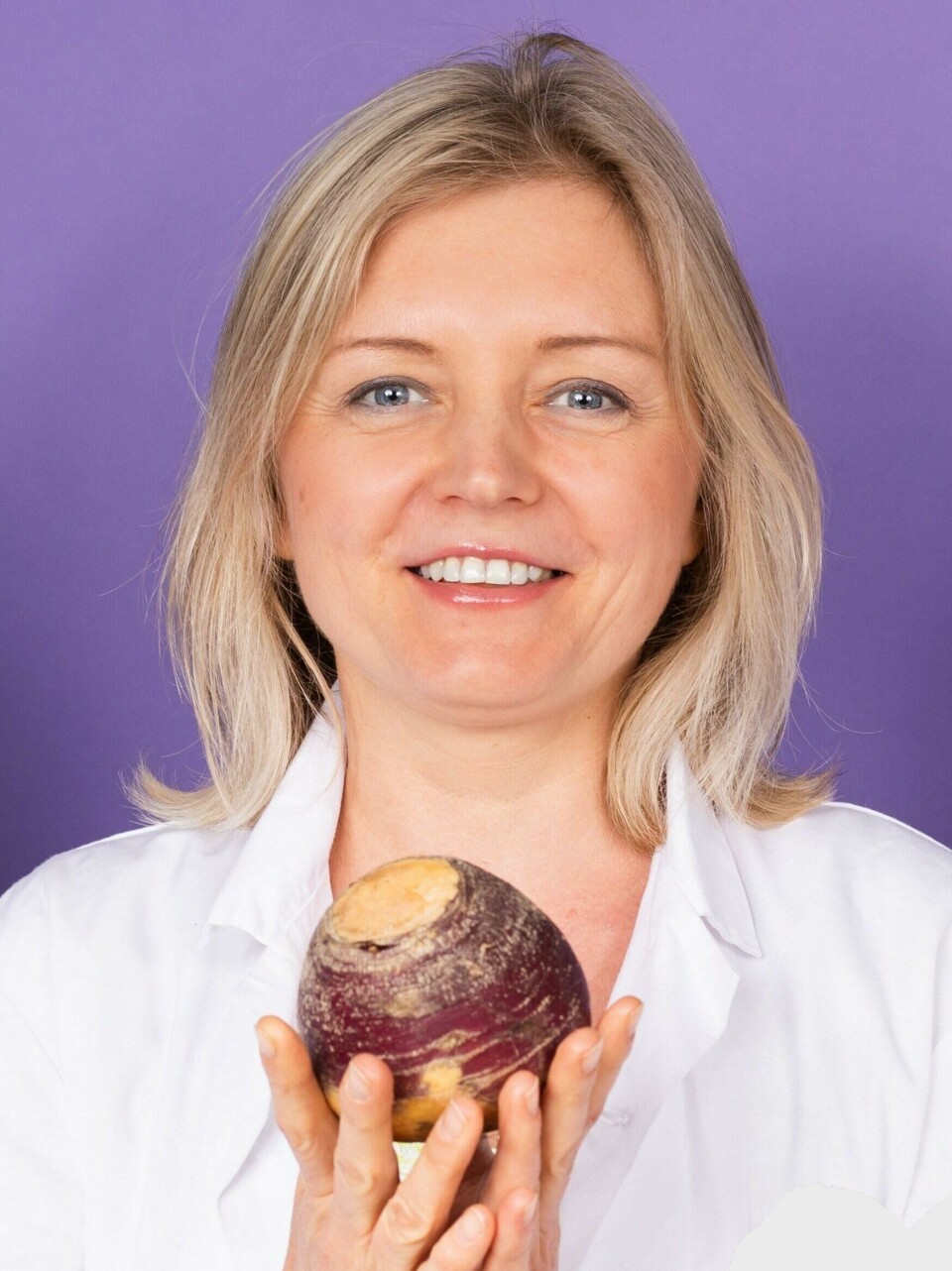 Hva mente overlege Tanja Kalchenko da hun skrev en artikkel kalt «nordmenn spiser dobbelt så mye protein som man egentlig trenger»? Og hva kan skje om man spiser for mye protein, vi fikk svaret! Bilde av overlege Tanja Kalchenko i en hvit skjorte som smiler til kamera mens hun holder en kålrot i hendene. Hun sitter foran en lilla bakgrunn. Vi har snakket med overlege Tanja Kalchenko som forteller at nordmenn spiser dobbelt så mye protein som man egentlig trenger. Hun forteller også hva som skjer om man spiser for mye protein, om «proteintabben» som kan sende deg opp i vekt. Fordi visste du at det å proppe i seg av proteiner gjennom kjøtt, protein shakes, proteiner, egg eller annen mat med mye proteiner kan bli for mye av det gode. Kalchenko forteller både hvor mye protein man trenger per dag, samt hvorfor det ikke er bar å få i seg for mye proteiner og hvorfor det kan ende opp som fett heller enn muskelmasse.