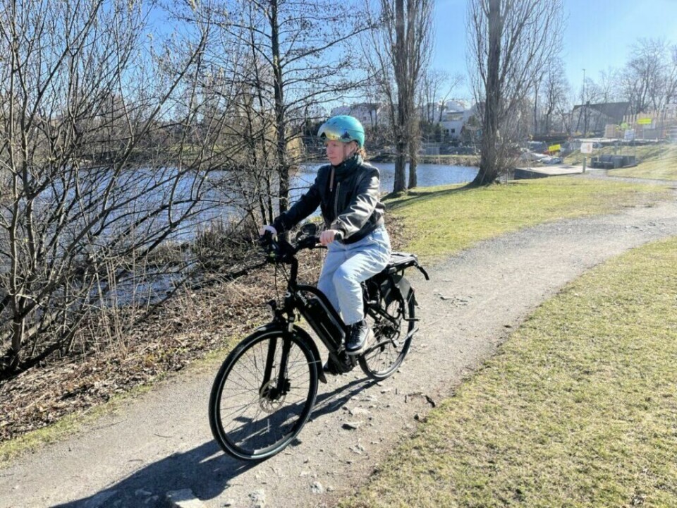 Hvilken type batteri du bør velge, om du velger elsykkel etter batteritype, går på faktorer som din egen vekt, hvor du skal sykle, hvor langt du skal sykle og hvilken type elsykkel du skal sykle på. Det er også lurt å tenke på hvor lang tid du foretrekker at det tar å lade opp batteriet. Vi forklarer. (Foto: Cecilie Aasland / ABC Startsiden) Bilde av dame som sykler på en elsykkel til dame fra Buddy Bike. Hun har på seg en skinnjakke, dongeribukser og en blå sykkelhjelm og sykler på elsykkelen sin på en gressplen med et vann i bakgrunnen. Vi forteller deg det du må vite om elsykkel-batteri, enten du har batteri fra velkjente produsenter som bosch eller samsung, integrert eller av typen du tar av og på, eller på dame eller herresykkel. Vi forteller også hvorfor du bør vurdere hvilket bettari du skal gå for til elsykkelen din etter hvilken type elsykkel, og om det er terrengsykkel, elektrisk fulldemper eller en annen type elsykkel du har.
