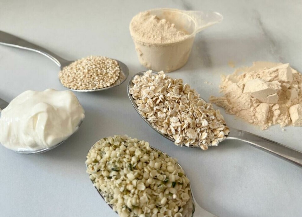 Overlege Tanja Kalchenko, også kalt Vegetarlegen, mener nordmenn spiser for mye proteiner og i tillegg til at man kan legge på seg kan overspising av det viktige næringsstoffet også føre til livstruende sykdommer. Vi forteller! (Foto: Cecilie Aasland / ABC Startsiden) Bilde av forskjellige matvarer og proteinholdig mat som rømme, hempfrø, quinoa, havregryn og proteinpulver i skjeer og målebeger på en marmorbenk. Vi har snakket med overlege Tanja Kalchenko, også kalt «vegetarlegen» som mener at nordmenn spiser dobbelt så mye proteiner som de egentlig trenger. Vi ville høre hvor mye protein vi trenger enten man trener eller ikke og hva som kan skje dersom man spiser for mye proteiner.