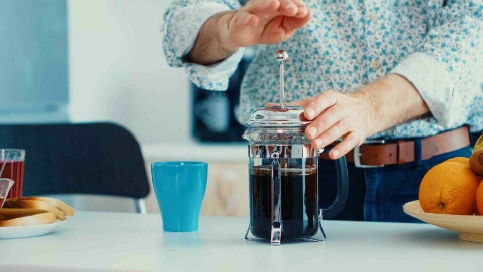 Presskannekaffe gjør seg godt på frokostbordet, og det er ikke uten grunn til at flere restauranter og hoteller tilbyr dette til frokost. (Foto: Colourbox) eldre mann som lager dresskannekaffe til frokost. presskanne eller French press som det også ofte kalles smaker godt og gjør seg godt på frokostbordet