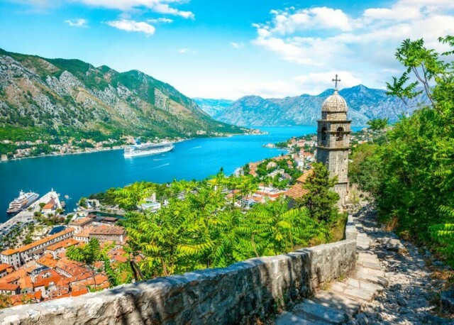 I Montenegro kan du la deg sjarmere av gamlebyen i Kotor som står på UNESCOs verdensarvliste. (Foto: Colourbox)