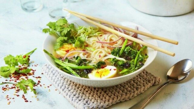 Visste du at du sannsynligvis har spist den populære japanske retten ramen uten å vite det flere ganger allerede? Vi gir deg svaret på hvor du har smakt det samt en fortreffelig oppskrift på suppen i artikkelen under. (Foto: Matprat)