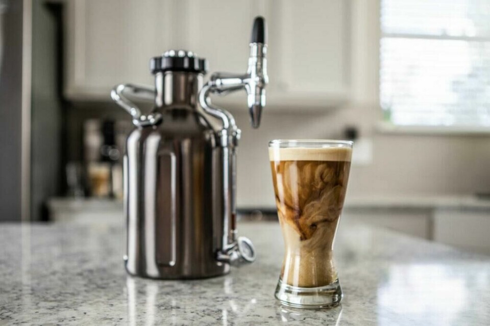 Kaldbrygget kaffe har tatt de største kaffehipsterne med storm de siste årene. Fordelen med denne er at den holder kaffen frisk i flere uker. (Foto: GrowlerWerks) Cold brew kaffe er kaldbrygget kaffe brygget over flere dager. Det gik en unik smak