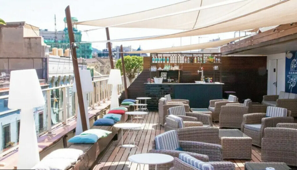 Ciutat de Barcelona hotel er et rimeligere alternativ beliggende i nærheten av flere attraksjoner. Her fra takterrassen, (Foto: Hotels.com) Rottingmøbler på takterrasse på hotellet Citutat de Barcelona.