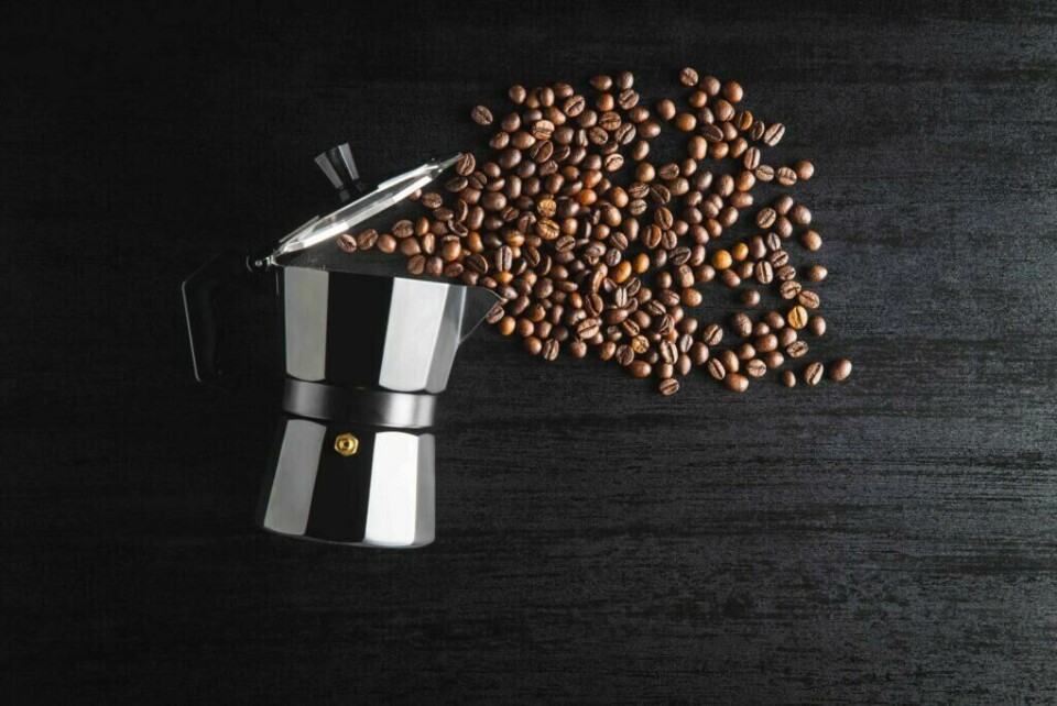 En italiensk mokkabrygger er en klassisk måte å lage kaffe på. Den er med årenes løp blitt et designikon. God kaffe lager den også. (Foto: Colourbx) bialetti mokkabrygger lager god kaffe. avbildet på sort bakgrunn med kaffebønner.