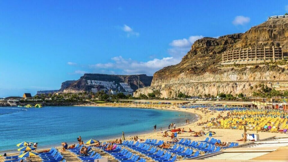 Gran Canaria er en populær destinasjon hele året! (Foto: Colourbox) Bilde av utsikten på Amadores stranden på Gran Canaria.