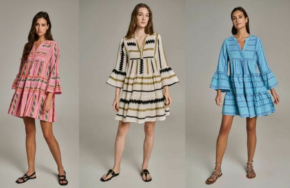 Dette er den korte varianten av «Floyd-kjolen», eller rettere sagt Ella dress, fra Devotion Twins. Denne er perfekt til de varmeste dagene og gjør seg like godt til hverdags som den gjør til fest. Et par sandaler, joggesko eller høye hæler og du er klar! (Foto: Miinto / Villoid ) 3 bilder av «Floyd-kjolen» Ella-dress fra Devotion Twins. Fra venstre: Kvinne i flerfarget kjole i rosa. Midten: Kvinne i off-white floyd-kjole med svarte detaljer. Høyre: Kvinne i blå og turkis Floyd-kjole.