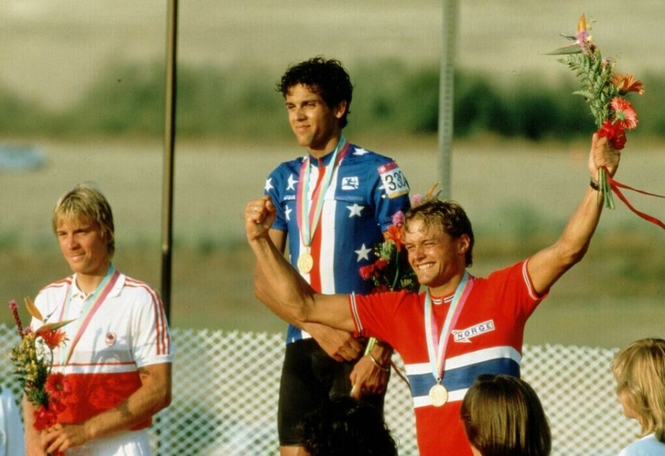 OL i Los Angeles i 1984. Sykling, landeveisritt, menn. F.v. Steve Bauer Can. sølv, Alexi Grewal gull, USA og bronse til Dag Otto Lauritzen Norge. (Foto: NTB Scanpix) NTB-bilde av Dag Otto Lauritzen som jubler for OL-bronse i 1984