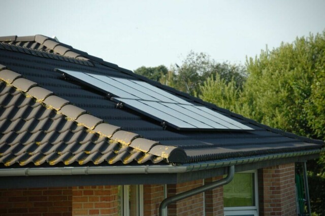 Vurderer du solcellepanel på taket? Da bør du være klar over om det er søknadspliktig eller ikke. (Foto: Colourbox)