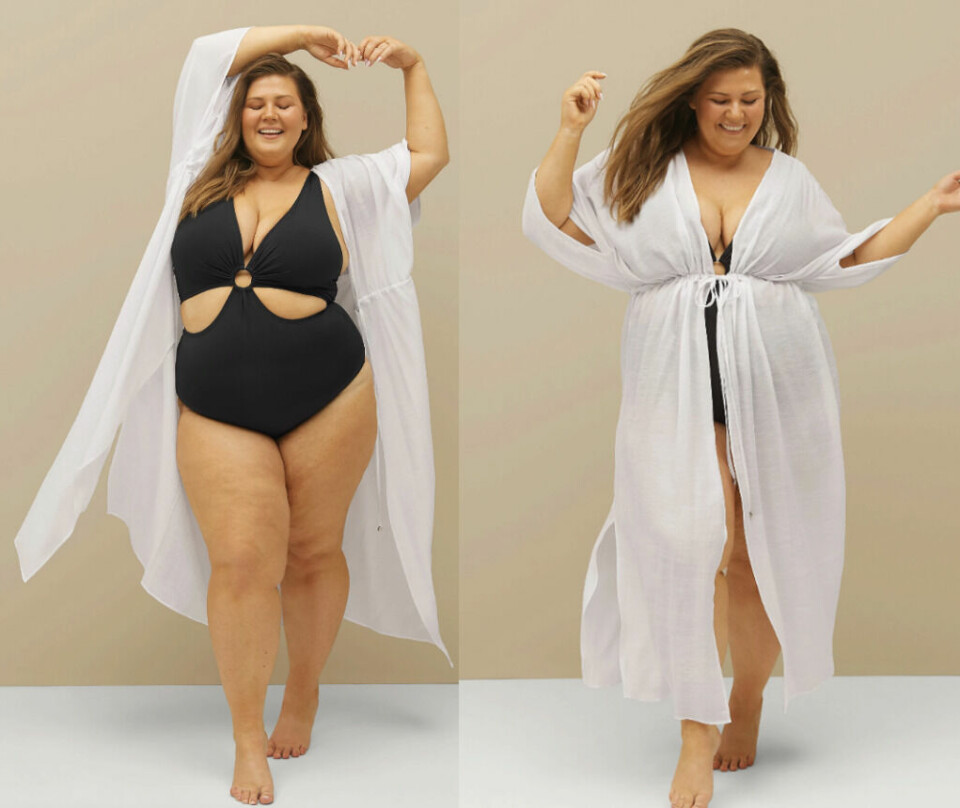 Denne hvite kaftanen er en vinner på stranden i sommer. Den passer til alle bikinier og badedrakter, og er noe av det mest behagelige du kan ha på. (Foto: Ellos) 2 bilder av dame i hvit kaftan. Dette er årets 9 flotteste strandkjoler spør du oss!