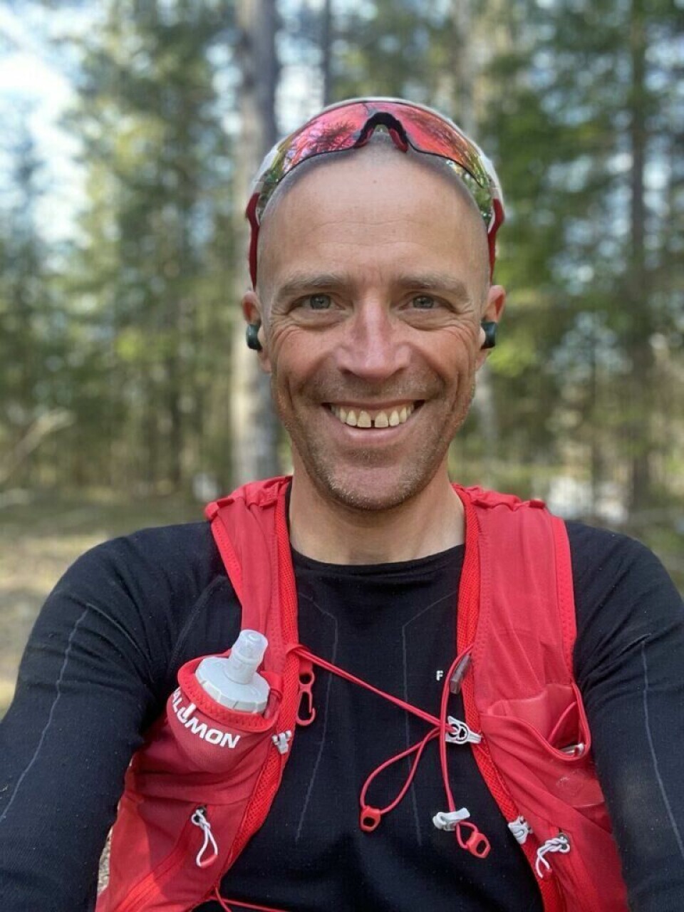 Andreas Gossner fra Løpetrening.no forteller hvordan du bør løpe for å forebygge smerter og vondter som følge av løpingen. Bilde av Andreas Gossner fra Løpetrening.no som forteller hvordan du velger riktig løpevest til ditt bruk. Vi har også tatt med løpevester som er best i test i 2024, fra merker som Salomon, Osprey, Rab og Ultimate.