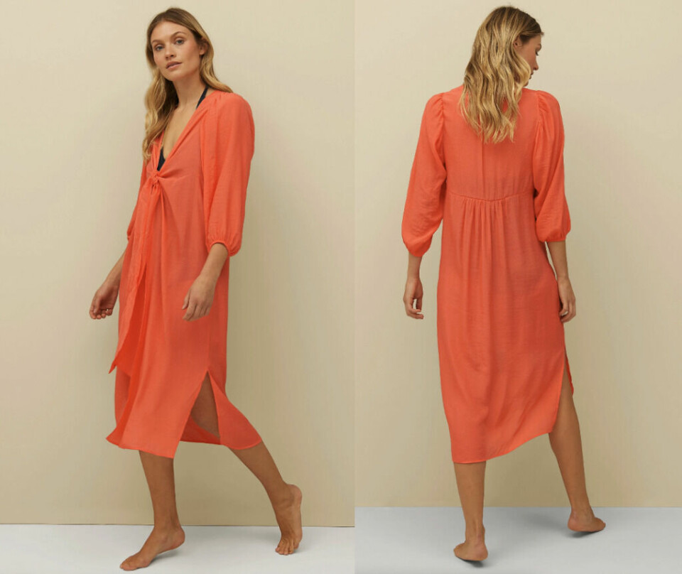 En oransje strandkjole, eller kaftan som denne typen klesplagg også kalles, som også fint kan brukes hjemme i hagen. (Foto: Ellos) 2 bilder av dame med oransje strandkjole fra Ellos. Dette er årets 9 flotteste strandkjoler spør du oss!