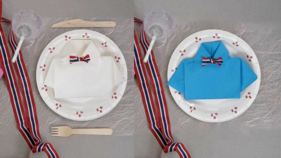 Varier i farger på serviettene når du bretter skjorter. Servietter i blått og hvitt brettet som skjorter ligger på hvert sin papptallerken.