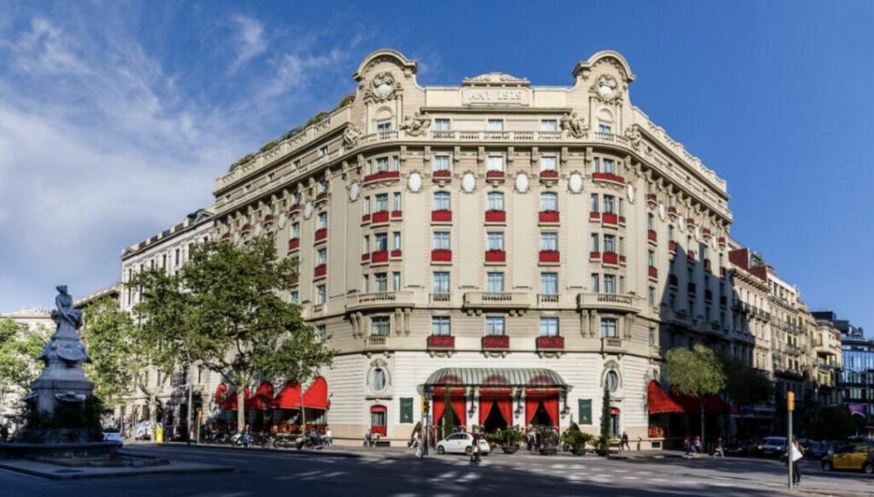 Om du ikke skal bo på Hotel El Palace, bør du ta turen innom hotellet for en titt likevel. (Foto: Booking.com) Stort hotell i sentrum av Barcelona.