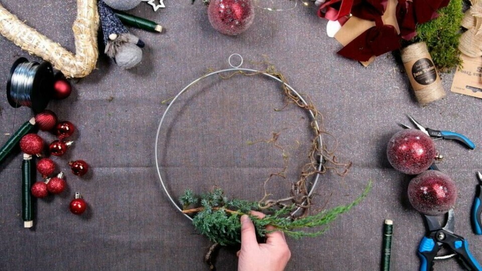 Julekrans kan også lages med en metallring som base. (Foto: ABC Brand Studio.)