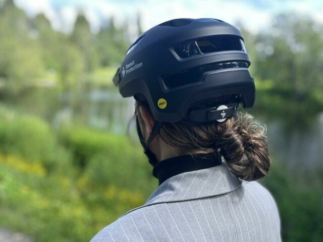 Når du skal velge riktig hjelm til bruk med elsykkel er det enkelte funksjoner og ytelser som skiller seg fra sykkelhjelm til vanlig sykkel.Vi har snakket med Trygg trafikk som forklarer hva du må tenke på og hvordan du velger riktig sykkelhjelm til elsykkel. (Foto: Marie Henriksen / ABC Startsiden)