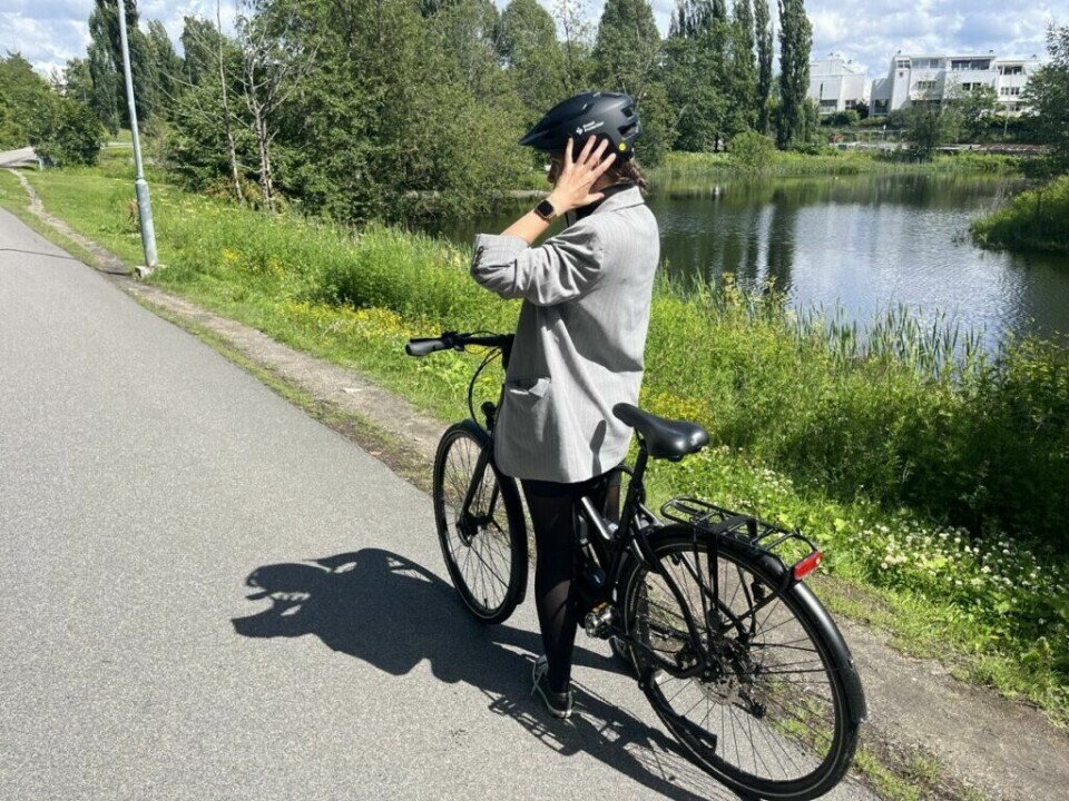 Det er ikke noen regel som tilsier at det er påbudt med sykkelhjelm på elsykkel, men det er anbefalt forteller Ann-Helen Hansen, kommunikasjonsrådgiver hos Trygg trafikk. (Foto: Marie Henriksen / ABC Startsiden) Bilde av en dame med en svart sykkelhjelm til elsykkel på hodet. Damen har brunt hår og på seg har hun en grå blazer. Hun står og titter ut på en dam i sommervær og med utsikt til trær og blå, skyfri himmel. Vi har tatt en prat med Ann-Helen Hansen, kommunikasjonsrådgiver hos Trygg trafikk, som forteller hva du bør tenke på når du skal velge deg hjelm til elsykkel, da det skiller seg litt fra sykkelhjelm til vanlig sykkel på grunn av elsykkelens høye fart. Eksperten forteller at en sykkelhjelm som er spesielt godkjent for bruk på elsykkel er godkjent etter standarden NTA 8776 og hun anbefaler også en sykkelhjelm med MIPS til både dame og herre på elsykkel. Vi avslører også hvilke sykkelhjelmer som er best i test!