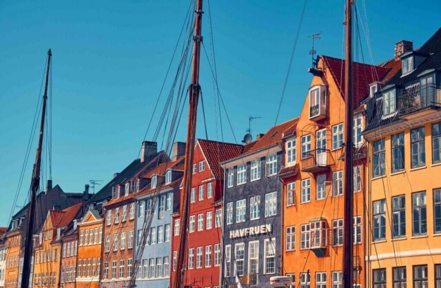 Sjansen er stor for at det er bilde av Nyhavn på postkortet du sender fra København. Den koselige havnen er stedet å dra for gode restauranter og barer. (Foto: Colourbox)