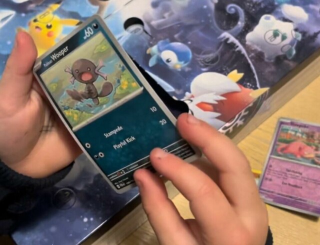 Vi har, ved hjelp av seks år gamle Isak, åpnet årets julekalender fra Pokémon og forteller hva vi synes om adventskalenderen til barn! (Foto: Cecilie Aasland / ABC Guider)