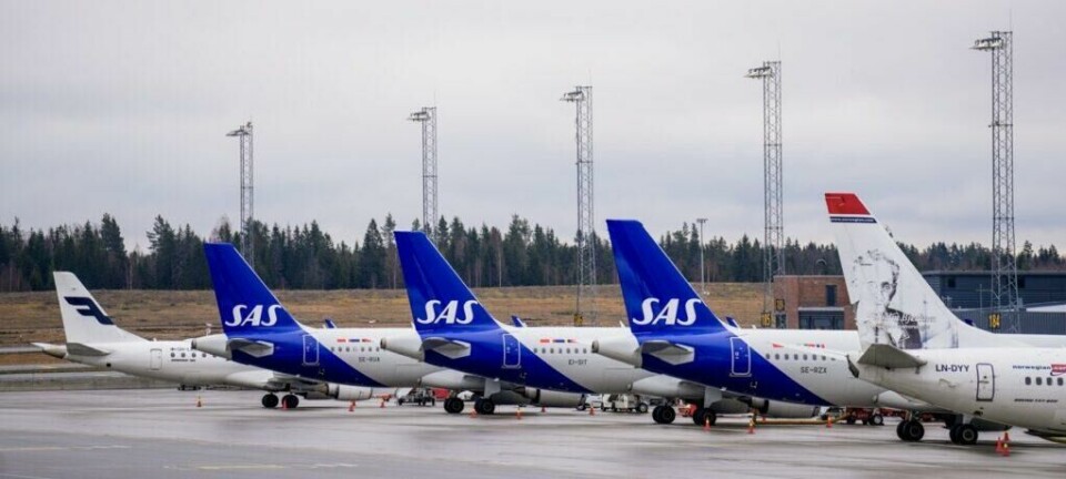 Dette har du rett på hvis du blir rammet av flystreik. (Foto: Fredrik Varfjell / NTB) Bildet viser flere passasjerfly som står parkert på en flyplass. Flyene tilhører ulike skandinaviske flyselskaper, inkludert SAS, Finnair, og Norwegian. Det er en rekke fly som står på linje med flyenes haler synlige, alle med sine respektive logoer og farger. Området rundt flyene er åpent, med noen lyktestolper og skog i bakgrunnen. Vi forteller hva reiseforsikringen dekker ved eventuell flystreik, samt hva du kan kreve av flyselskapene ved økonomiske tap ved flystreik.