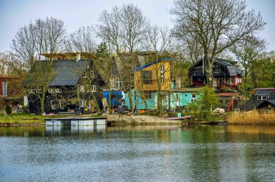 Fristaden Christiania har tiltrukket seg mange hippier siden starten i 1971. Mange har prøvd å stenge bydelen ned, uten hell. fargerike hus i fristaden Christiania i københavn