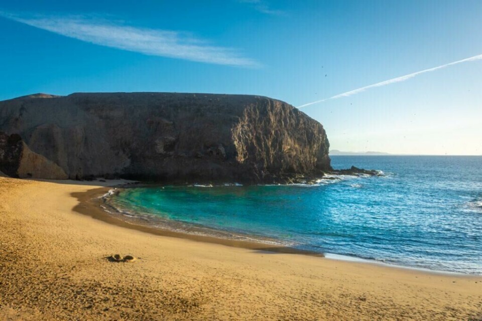Papagayo er en populær strand på Lanzarote. Redaktør i Lanzaroteposten gir oss sine beste tips til den solfylte Kanariøyen. (Foto: Colourbox) Bilde av en strand med turkist hav, i bakgrunnen kan man se et berg av lavastein. Vi har snakket med redaktør i Lanzaroteposten, Ola Kjeldstad som gir oss sine beste tips til en topp 5 Lanzarote-guide.