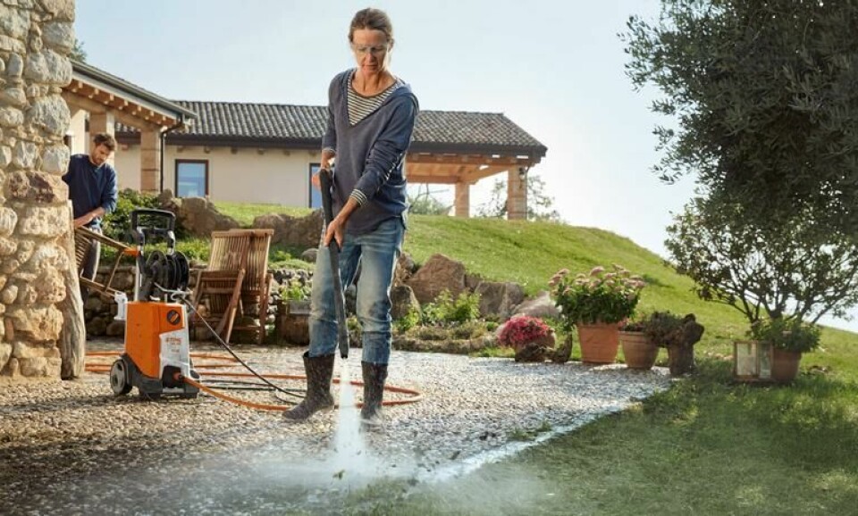 Vedlikehold av terrassen er viktig for at den skal kunne vare lengst mulig uten skader. Vi forteller deg hvordan du vasker terrassen på best mulig måte. (Foto: Staypro) Dame som bruker høytrykkspyler for å vaske uteområdet. Vi gir deg gode råd til hvordan du vasker terrassen på best mulig måte slik at du vedlikeholder terrassen.