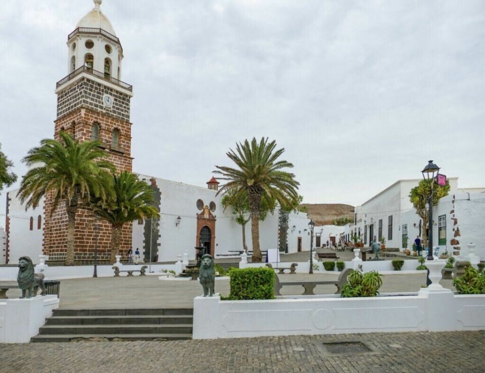 Teguise, den tidligere hovedstaden på Lanzarote, er en sjarmerende by full av historie. Les hva redaktør i Lanzaroteposten anbefaler å gjøre på Kanariøyen. (Foto: Colourbox) Bilde av hvite murbygninger i Teguise på Lanzarote. Vi har snakket med redaktør i Lanzaroteposten, Ola Kjeldstad som gir oss sine beste tips til en topp 5 Lanzarote-guide.