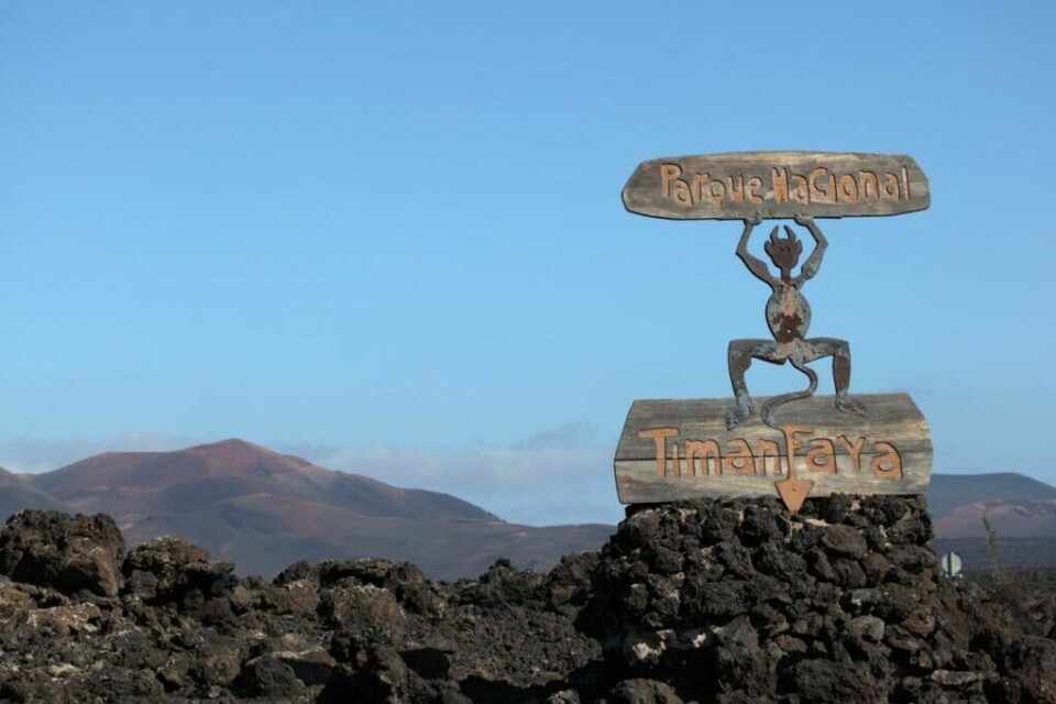 Liker du friluft bør du besøke nasjonalparken Timanfaya forteller redaktør i Lanzaroteposten. Han kommer med en rekke ting man bør oppleve på Kanariøyen. (Foto: Colourbox) Bilde av en figur som holder et skilt hvor det står Timanfaya som er en nasjonalpark på Lanzarote. Vi har snakket med redaktør i Lanzaroteposten, Ola Kjeldstad som gir oss sine beste tips til en topp 5 Lanzarote-guide.