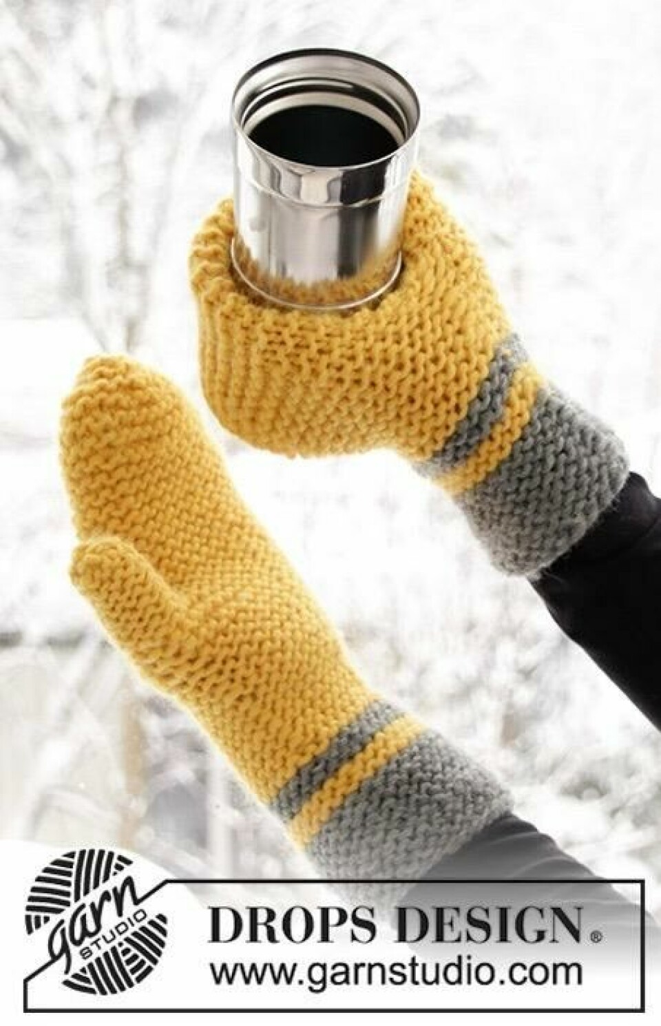 Vi har samlet strikkepakker og gratis strikkeoppskrifter som er perfekte som påskestrikk. Hjemmestrikket gul koppholder-vott med to grå striper. Holder en termokopp foran snødekt natur. Her finner du strikkepakker til dame og barn, samt gratis strikkeoppskrifter for nybegynnere og viderekommende.