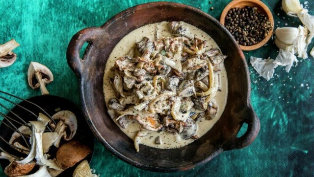 Soppstuing er kanskje noe av det beste som finnes for den som liker sopp. Her har du en oppskrift på en kremet soppstuing med fløte og aromasopp. Du kan også lage soppstuingen med kantarell eller en blanding av selvplukket sopp fra soppsanking. (Foto: Matprat)