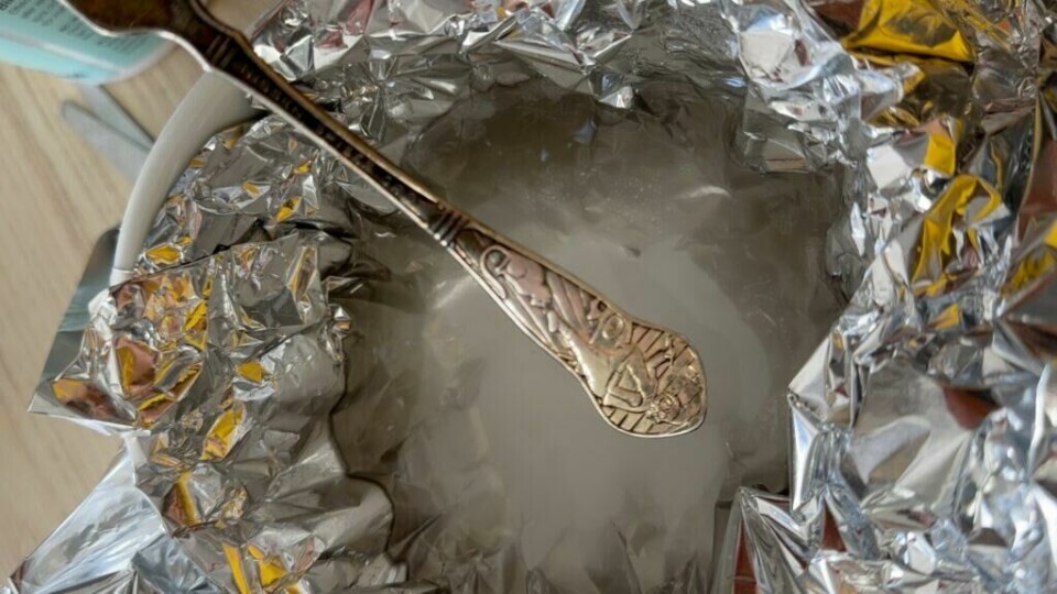 Puss sølvet uten å pusse! Med dette trikset med natron og aluminiumsfolie lar du kjemien gjøre jobben for deg, og det er både enkelt og raskt! (Foto: Kreative Ideer/ Miriam Schjetlein)