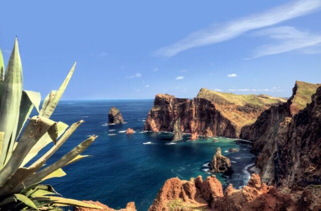 Drømmer du om Portugal står nok Madeira på listen over plasser du vil se.. Her kan du nyte blått hav, spektakulær natur og behagelige temperaturer mens du drikker et glass av den populære Madeiravinen. God tur! (Foto: Colourbox)