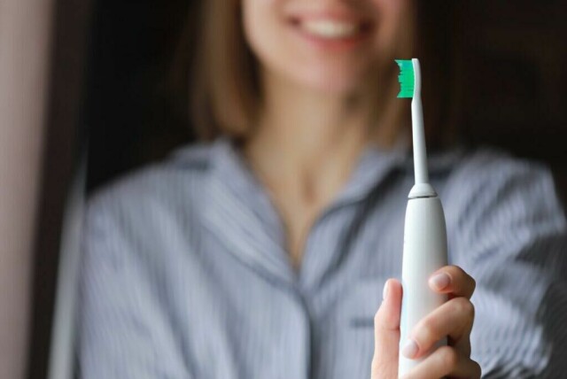 En elektrisk tannbørste er i følge forskning bedre for både tenner og tannkjøtt enn en vanlig tannbørste. Vi har funnet frem testvinnerne! (Foto: Colourbox)