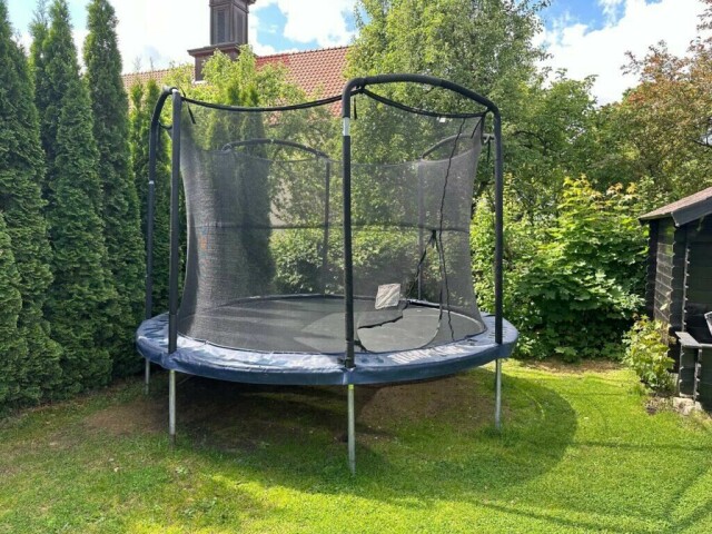 Det finnes mange ulike trampoliner, i fasonger som rund, oval, rektangulær og mini. Her er hvordan du velger riktig trampoline for deg. (Foto: ABC Startsiden)