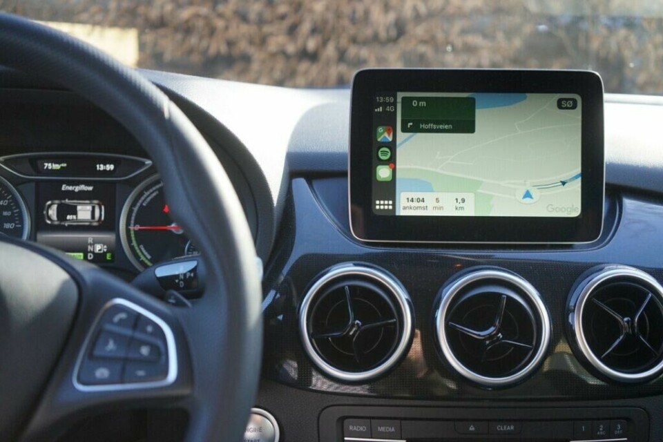 Google Maps fungerer også ypperlig i bilen. Mange nyere biler har Apple CarPlay hvor Google Maps fungerer veldig bra. (Foto: Arne-Petter Lorentzen) google maps I bil apple CarPlay