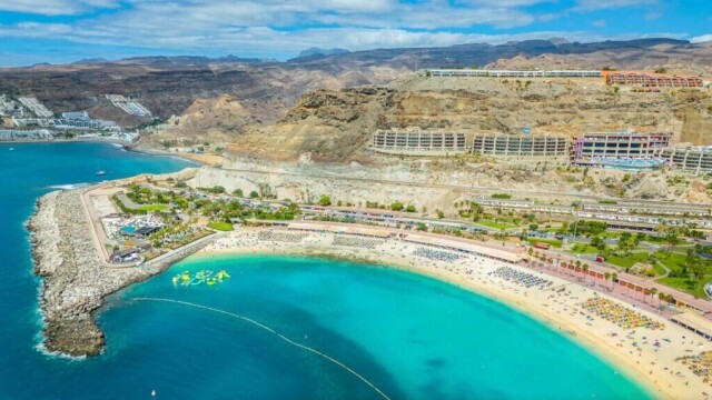 Puerto Rico er en by på Gran Canaria som er skapt for turister. Her finner du blant annet den menneskeskapte Amadores-stranden som er en av de mest kjente i turistbyen på Kanariøya. (Foto: Colourbox)