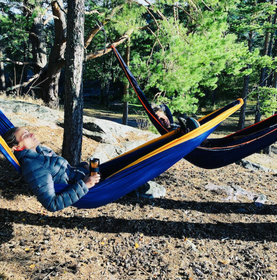 Ta med hengekøye på dagstur eller på overnattingstur, og kos deg. To damer i hver sin hengekøye på tur i skogen.