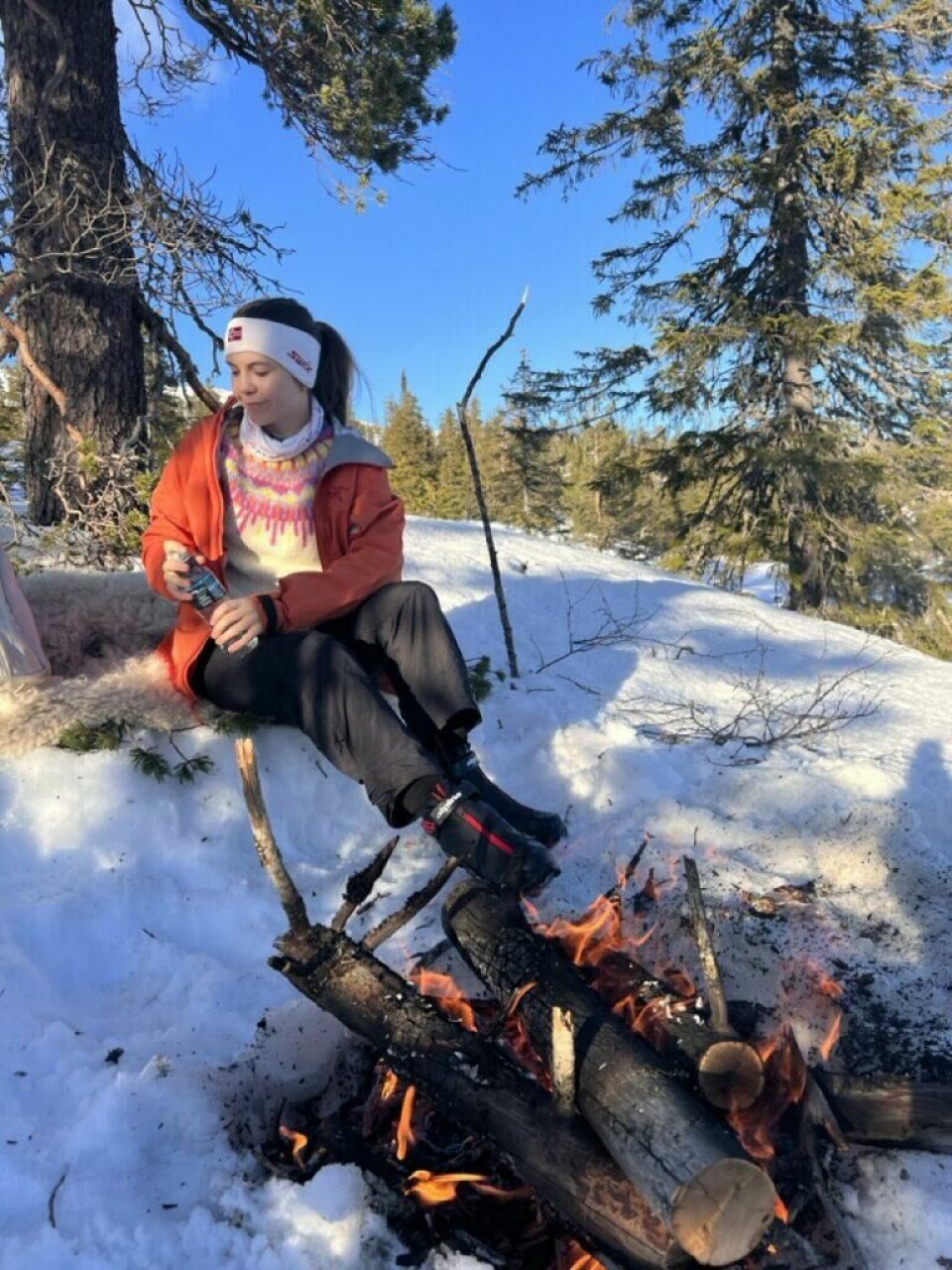 Også grill går under bålreglene og Norges generelt bålforbud, med forbudt om å tenne opp bål og grill, i, eller i nærheten av, skog og annen utmark. Bilde av kjele over bål ute i Norsk natur. Vi forteller om reglene du må kunne når det kommer til bålforbud, bål, grill, grilling, bålregler, grillforbud i Norge i 2024.